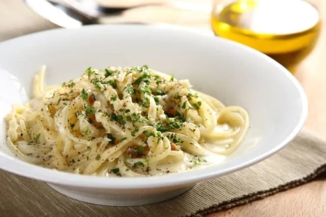 Szybkie spaghetti w sosie śmietanowym - idealne na obiad bez stresu Szybkie spaghetti w sosie śmietanowym - idealne na obiad bez stresu