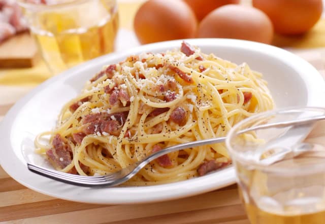 Kremowe spaghetti carbonara - prosta receptura na idealny sos Kremowe spaghetti carbonara - prosta receptura na idealny sos
