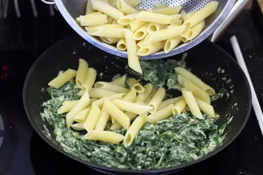Jaką śmietana do makaronu ze szpinakiem wybrać, aby uniknąć klęski? Jaką śmietana do makaronu ze szpinakiem wybrać, aby uniknąć klęski?