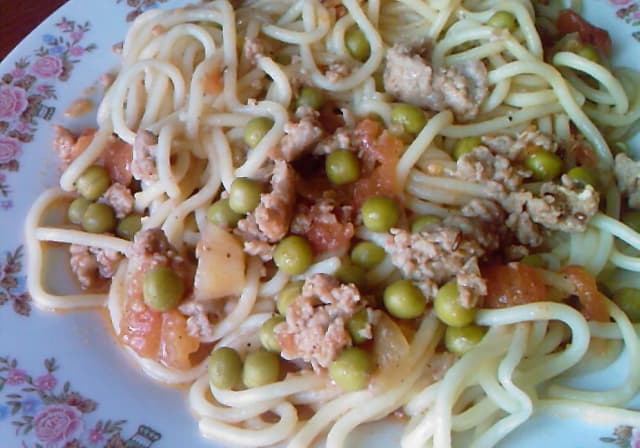 Szybkie i smaczne spaghetti z groszkiem – idealne na obiad lub kolację Szybkie i smaczne spaghetti z groszkiem – idealne na obiad lub kolację