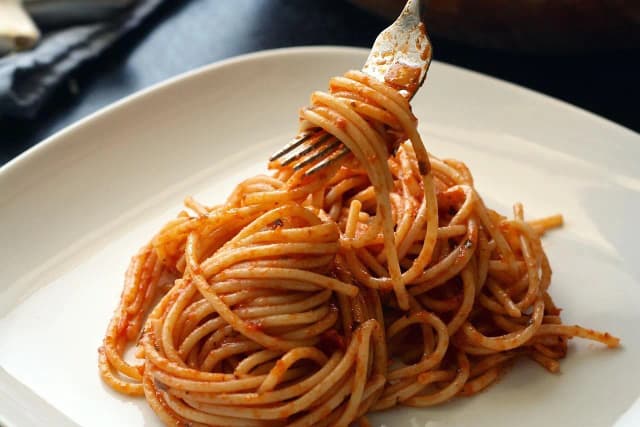 Jak zawekować sos do spaghetti, aby uniknąć psucia się potrawy Jak zawekować sos do spaghetti, aby uniknąć psucia się potrawy