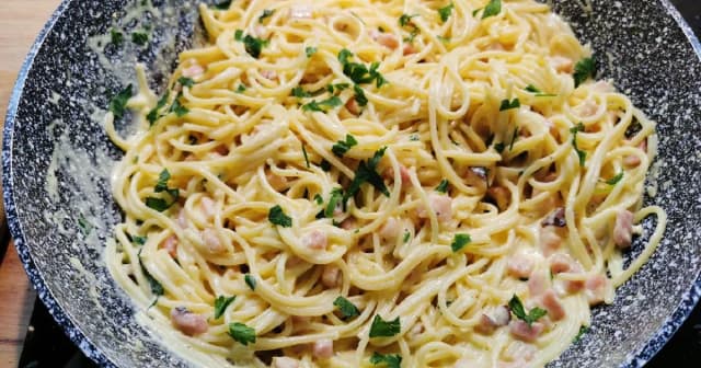Spaghetti carbonara ze śmietaną 18% - kremowy przepis, który zaskoczy Spaghetti carbonara ze śmietaną 18% - kremowy przepis, który zaskoczy