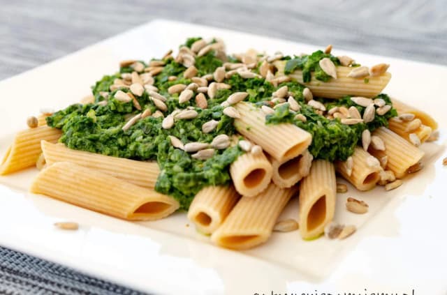 Penne konjac ze szpinakiem - zdrowy przepis na niskokaloryczny posiłek Penne konjac ze szpinakiem - zdrowy przepis na niskokaloryczny posiłek