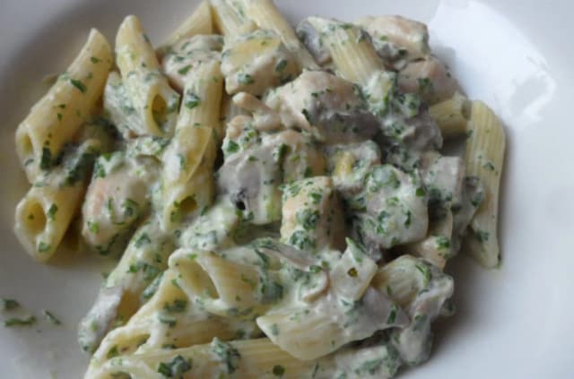 Penne z kurczakiem i szpinakiem - szybki przepis na pyszny obiad Penne z kurczakiem i szpinakiem - szybki przepis na pyszny obiad
