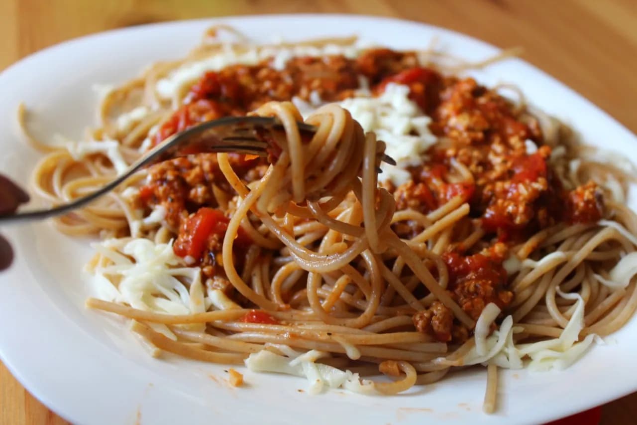 Szybkie spaghetti bolognese z pomidorami z puszki – łatwy przepis na obiad Szybkie spaghetti bolognese z pomidorami z puszki – łatwy przepis na obiad