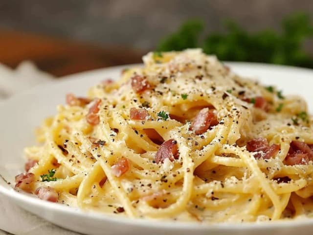 Prosty przepis na spaghetti carbonara, który zawsze się udaje Prosty przepis na spaghetti carbonara, który zawsze się udaje