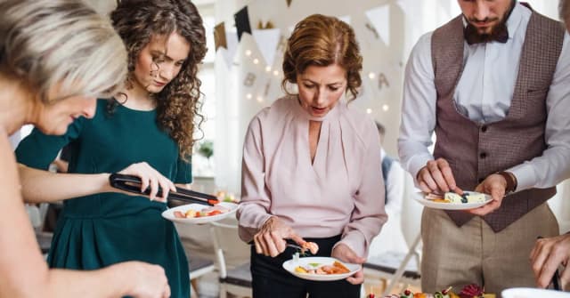 Ile kosztuje catering do domu? Sprawdź ceny i ukryte koszty Ile kosztuje catering do domu? Sprawdź ceny i ukryte koszty