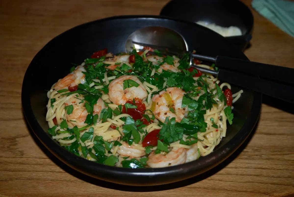Szybkie spaghetti z krewetkami i chili - pyszny przepis na obiad Szybkie spaghetti z krewetkami i chili - pyszny przepis na obiad
