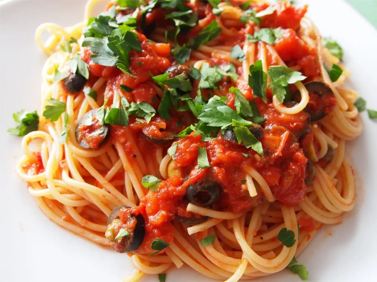 Prosty przepis na spaghetti puttanesca, który zachwyci smakiem Prosty przepis na spaghetti puttanesca, który zachwyci smakiem