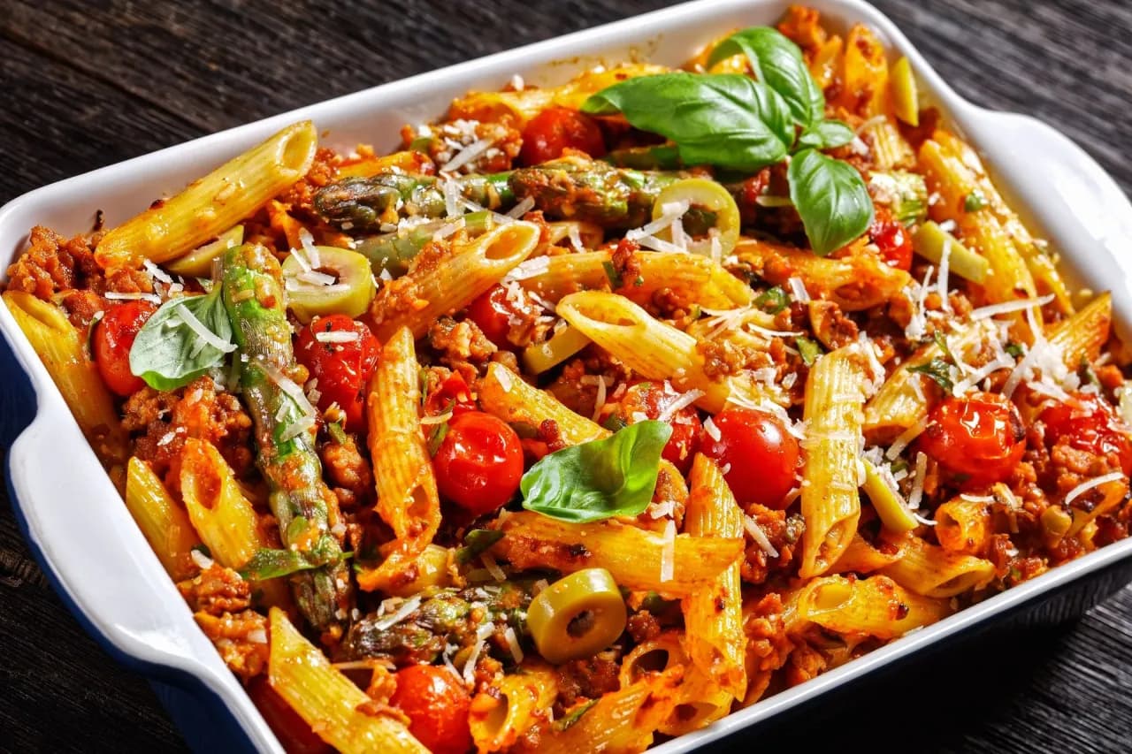 Szybka zapiekanka z makaronem penne i kurczakiem dla całej rodziny Szybka zapiekanka z makaronem penne i kurczakiem dla całej rodziny