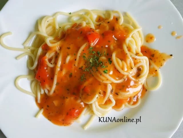Szybki sos do spaghetti z pomidorów z puszki, który zachwyci smakiem Szybki sos do spaghetti z pomidorów z puszki, który zachwyci smakiem