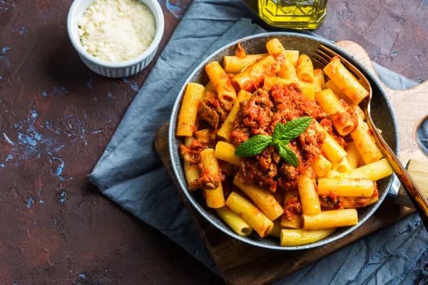 Różnice między penne a rigatoni: który makaron wybrać do potraw? Różnice między penne a rigatoni: który makaron wybrać do potraw?