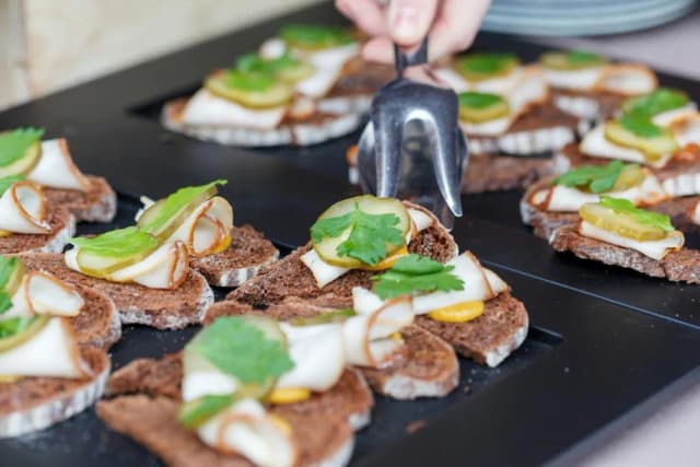 Ile kosztuje catering na 60 osób? Poznaj ukryte koszty i opcje Ile kosztuje catering na 60 osób? Poznaj ukryte koszty i opcje